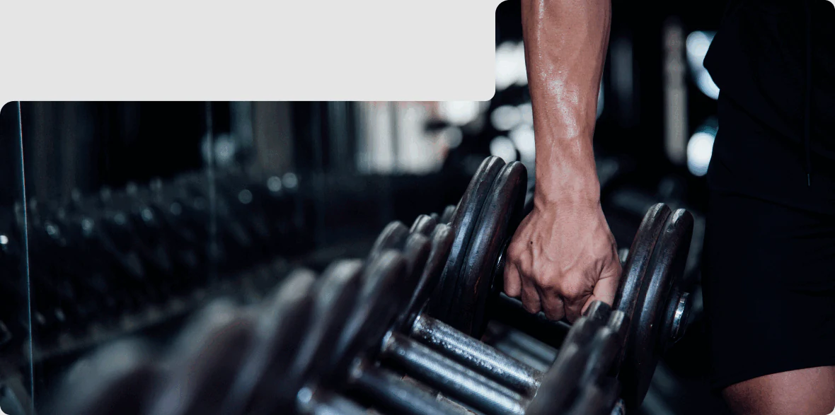Тренировка с гантелями в Gym-Gym
